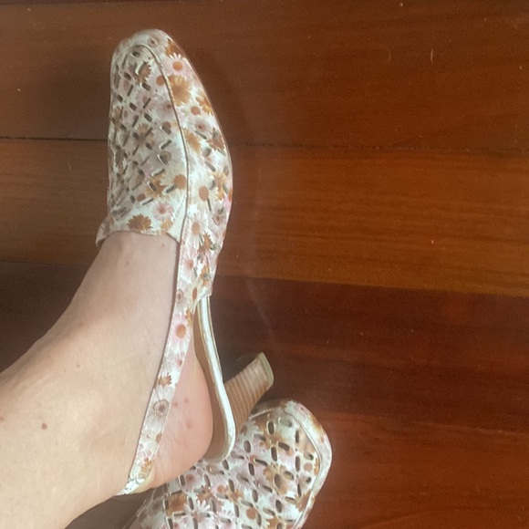 Shoes - low-heeled(2,5in) leather sandals made in Italy